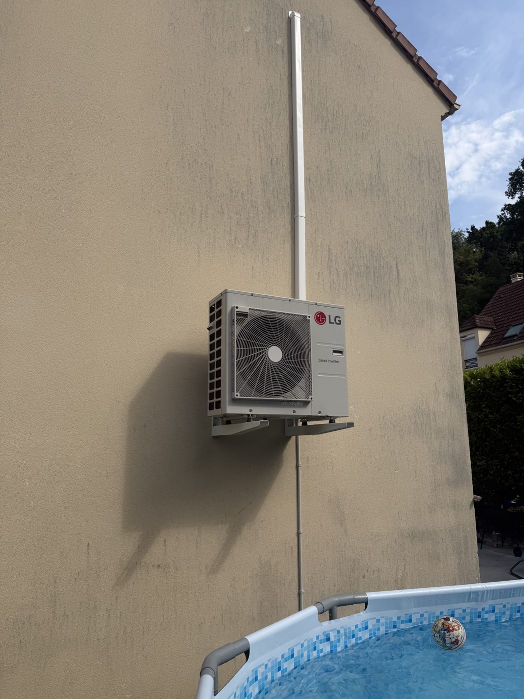 Groupe exterieur LG sur facade