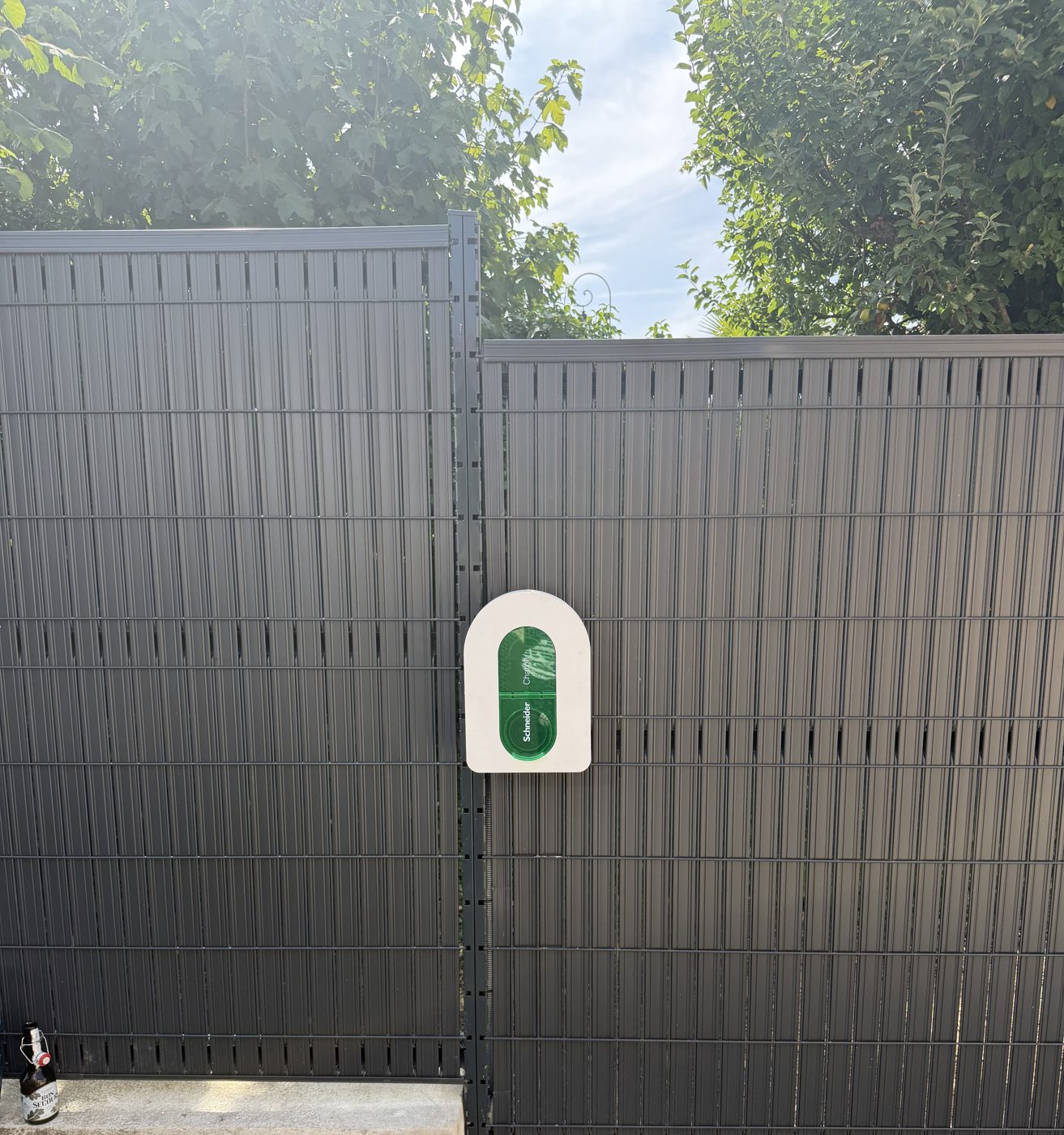 Borne de recharge Schneider Charge sur cloture