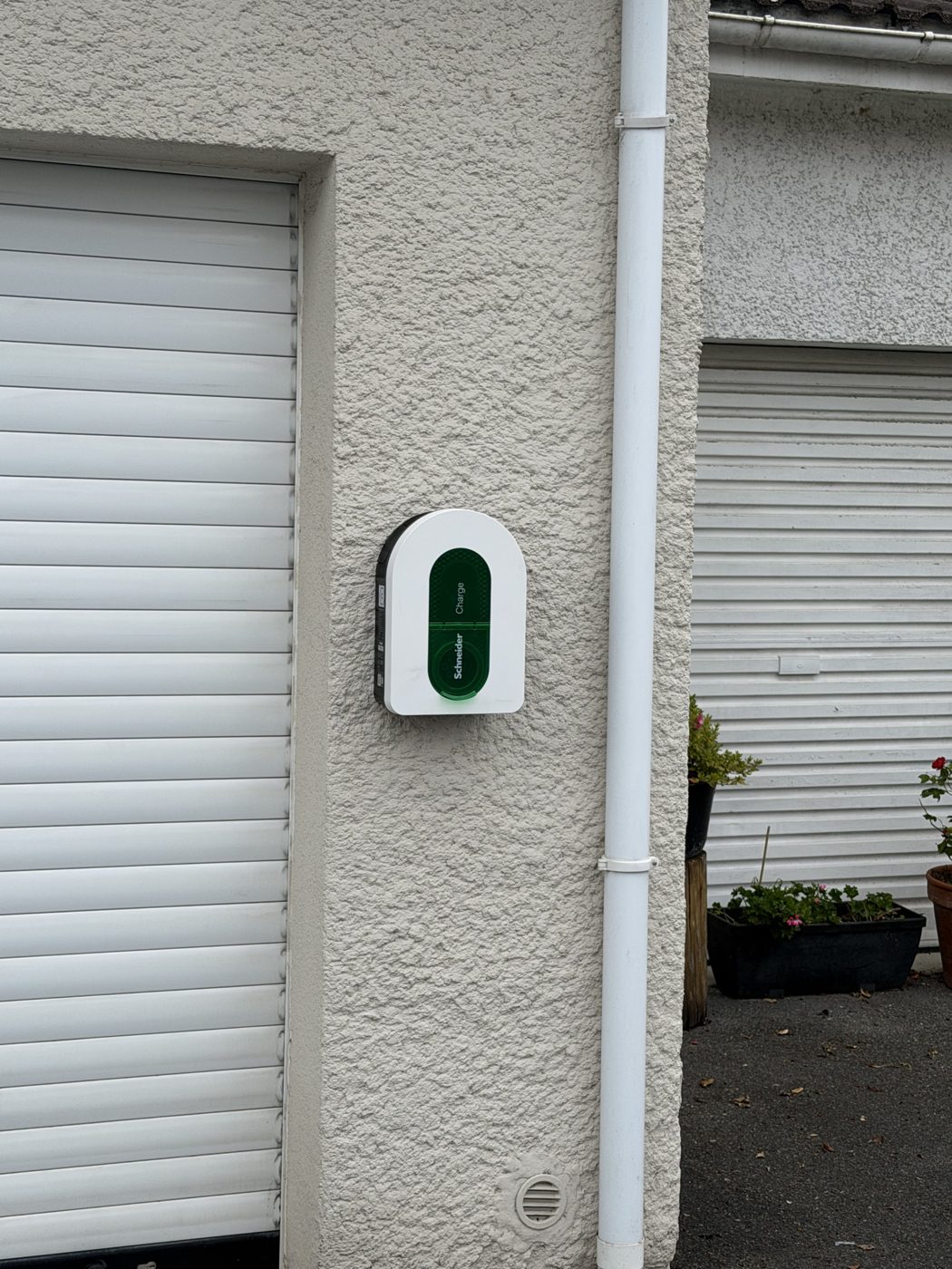 Borne de recharge Schneider Charge en facade de garage